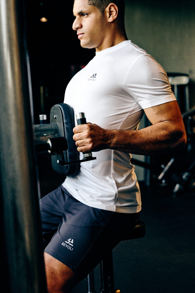 Campagne photo vêtements de sport : BEYOLI en salle, action intense, cadrage serré