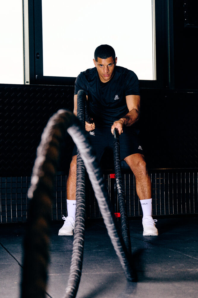 Campagne sportswear BEYOLI : exercice fonctionnel en salle, lumière contrastée, énergie